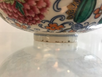 Une paire de bols en porcelaine de Chine doucai et famille rose, marque &agrave; 4 caract&egrave;res, 19/20&egrave;me