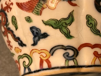 Un vase aux dragons en porcelaine de Chine, marque de Wanli, 19/20&egrave;me