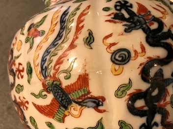 A Chinese wucai dragon vase, Wanli mark, 19/20th C.