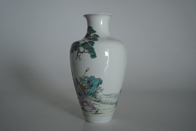 Un vase en porcelaine de Chine famille rose aux guerriers, marque de Ju Ren Tang, R&eacute;publique, 20&egrave;me