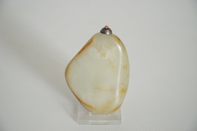 A Chinese brown jade snuff bottle with landscape design, 19/20th C.