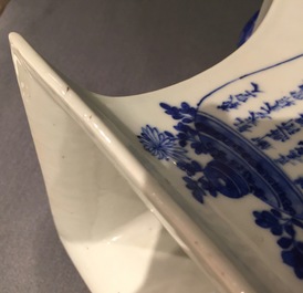 Een vierkante Chinese blauwwitte vaas met Wu Shuang Pu decor, 19e eeuw