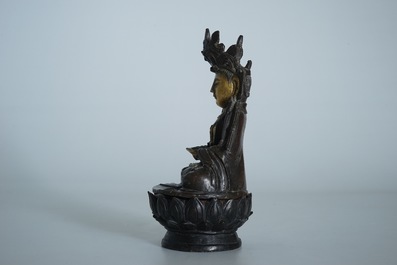 Een deels vergulde Chinese bronzen Boeddha gezeten op lotustroon, late Ming