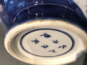 Een Chinese blauwwitte hu vaas met reli&euml;fdecor van dieren op poederblauwe fondkleur, Chenghua merk, 19/20e eeuw