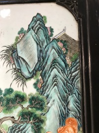 Une plaque en porcelaine de Chine famille rose mont&eacute; en table, 19&egrave;me