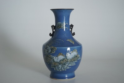 Een Chinese vaas met decor van konijnen en vlinders op een blauwe fondkleur, 19e eeuw
