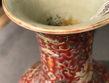 Un vase en porcelaine de Chine famille rose &agrave; fond rouge, marque de Qianlong, 19/20&egrave;me