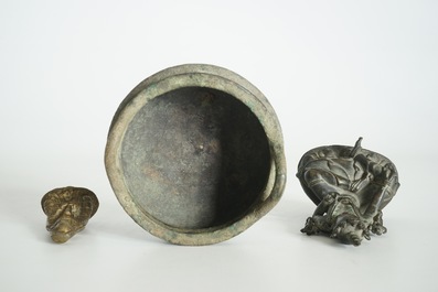 Een Chinese bronzen wierookbrander met Xuande merk, een bronzen Tara en een verguld koperen votiefbeeldje, Ming en later