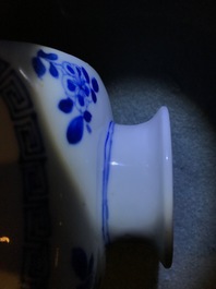 Een Chinese blauwwitte flesvormige vaas en een vierkante theebus, Kangxi