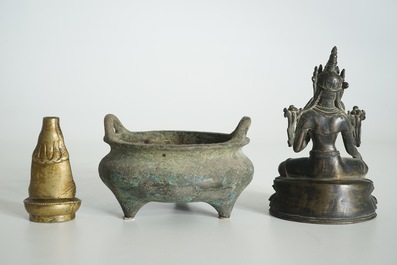 Een Chinese bronzen wierookbrander met Xuande merk, een bronzen Tara en een verguld koperen votiefbeeldje, Ming en later