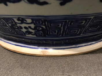 Een Chinese blauwwitte hu vaas met lotusslingers, Qianlong merk, 19e eeuw