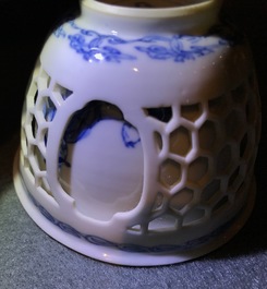Een Chinese dubbelwandige blauwwitte theekom met decor van een theedrinker, Kangxi