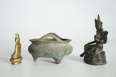 Een Chinese bronzen wierookbrander met Xuande merk, een bronzen Tara en een verguld koperen votiefbeeldje, Ming en later