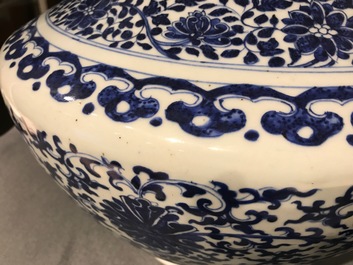 Un vase de forme hu en porcelaine de Chine bleu et blanc, marque de Qianlong, 19&egrave;me