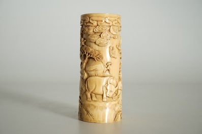 Un porte-pinceaux en ivoire sculpt&eacute;, Chine, 19&egrave;me