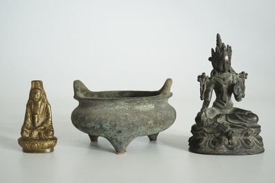 Een Chinese bronzen wierookbrander met Xuande merk, een bronzen Tara en een verguld koperen votiefbeeldje, Ming en later