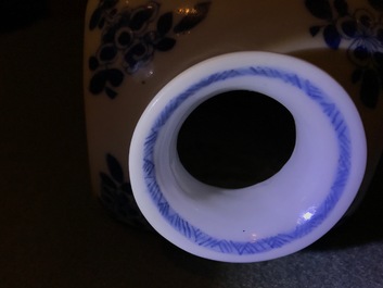 Un vase de forme bouteille et une bo&icirc;te &agrave; th&eacute; en porcelaine de Chine bleu et blanc, Kangxi