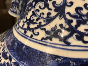 Een Chinese blauwwitte hu vaas met lotusslingers, Qianlong merk, 19e eeuw