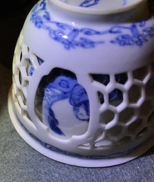Een Chinese dubbelwandige blauwwitte theekom met decor van een theedrinker, Kangxi