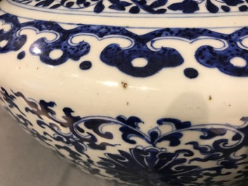 Un vase de forme hu en porcelaine de Chine bleu et blanc, marque de Qianlong, 19&egrave;me