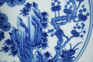 Een Chinees blauwwit bord met &quot;Drie Vrienden van de Winter&quot; decor, Qianlong merk en periode