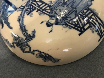 Une bo&icirc;te couverte en porcelaine de Chine bleu et blanc p&acirc;te tendre, marque de Kangxi, 19&egrave;me