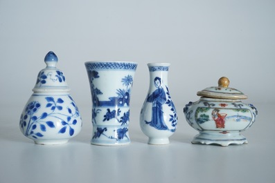 Vier Chinese blauwwitte en famille verte miniatuurvaasjes, Kangxi en later