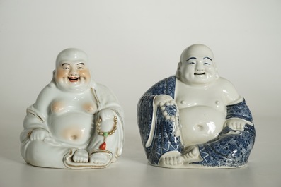 Twee Chinese blauwwitte en polychrome figuren van Boeddha, gemerkt, 19/20e eeuw