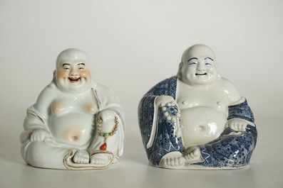 Deux mod&egrave;les de Bouddha en porcelaine de Chine polychrome et bleu et blanc, 19/20&egrave;me