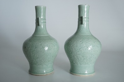 Une paire de vases en porcelaine de Chine c&eacute;ladon &agrave; d&eacute;cor incis&eacute;, 19&egrave;me