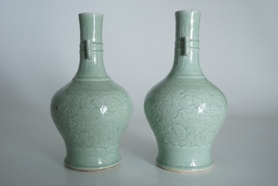 Een paar Chinese celadon pijpenkopvazen met onderglazuur decor, 19e eeuw