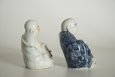Deux mod&egrave;les de Bouddha en porcelaine de Chine polychrome et bleu et blanc, 19/20&egrave;me