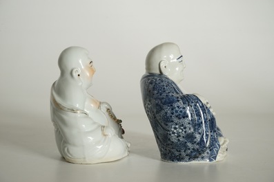 Twee Chinese blauwwitte en polychrome figuren van Boeddha, gemerkt, 19/20e eeuw