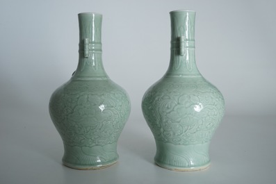 Een paar Chinese celadon pijpenkopvazen met onderglazuur decor, 19e eeuw