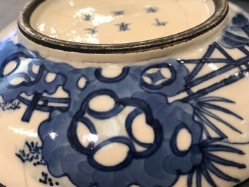 Een ronde Chinese blauwwitte soft paste dekseldoos, Kangxi merk, 19e eeuw