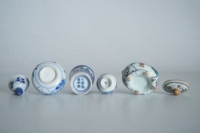 Quatre vases miniatures en porcelaine de Chine bleu et blanc et famille verte, Kangxi et post&eacute;rieur