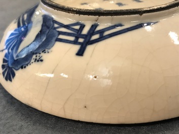 Une bo&icirc;te couverte en porcelaine de Chine bleu et blanc p&acirc;te tendre, marque de Kangxi, 19&egrave;me