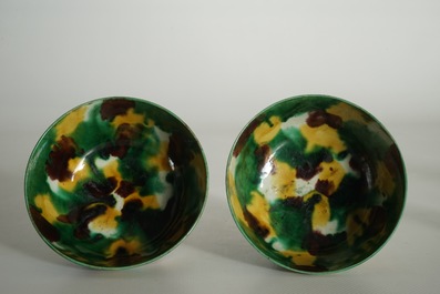 Une paire de bols en porcelaine de Chine de type &eacute;pinards et oeuf, anc. coll. Auguste le Fort, Kangxi