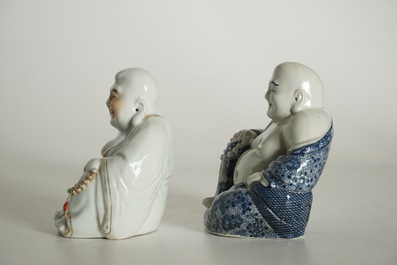 Twee Chinese blauwwitte en polychrome figuren van Boeddha, gemerkt, 19/20e eeuw