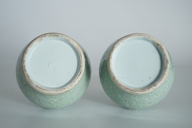 Een paar Chinese celadon pijpenkopvazen met onderglazuur decor, 19e eeuw