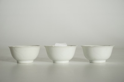 Trois tasses et soucoupes en porcelaine blanc de Chine &agrave; d&eacute;cor anhua, Yongzheng/Qianlong