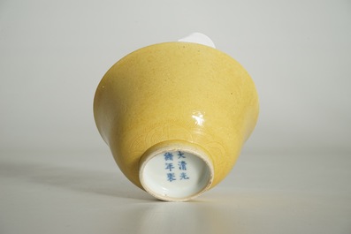 Un bol en porcelaine de Chine jaune monochrome &agrave; d&eacute;cor incis&eacute; de dragons, 19/20&egrave;me