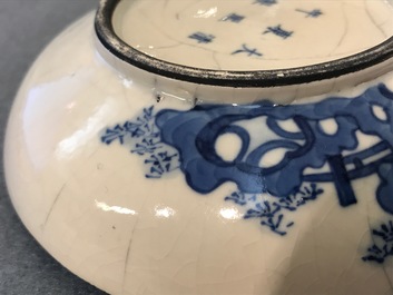 Een ronde Chinese blauwwitte soft paste dekseldoos, Kangxi merk, 19e eeuw