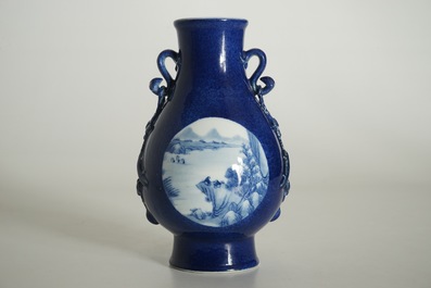 Een Chinese blauwwitte hu vaas met landschapsdecor op poederblauwe fondkleur, Qianlong merk, 19/20e eeuw