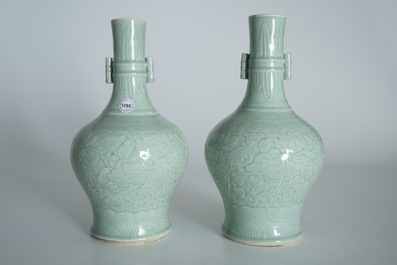 Een paar Chinese celadon pijpenkopvazen met onderglazuur decor, 19e eeuw