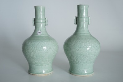 Une paire de vases en porcelaine de Chine c&eacute;ladon &agrave; d&eacute;cor incis&eacute;, 19&egrave;me