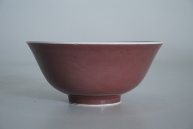Un bol en porcelaine de Chine monochrome aubergine fonc&eacute;, marque de Daoguang, 19/20&egrave;me