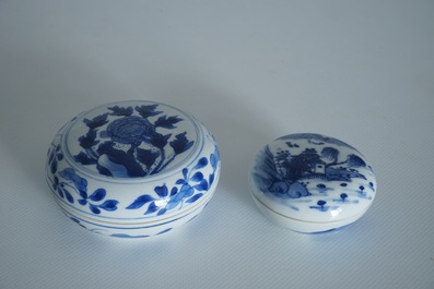 Twee ronde Chinese blauwwitte dekseldoosjes voor zegelpasta, Kangxi
