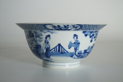 Un bol de type klapmuts en porcelaine de Chine bleu et blanc, marque de Xuande, Kangxi
