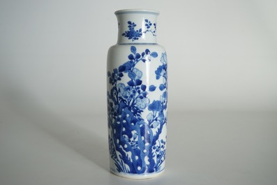 Een Chinese blauwwitte rouleau vaas met floraal decor, Kangxi